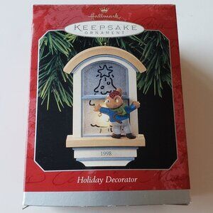 Holiday Decorator Mouse on Window Sill 1998 Hallmark Keepsake Ornament